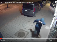 Непознати нападач ногом разбио стакло зграде мађарске медијске куће у Суботици